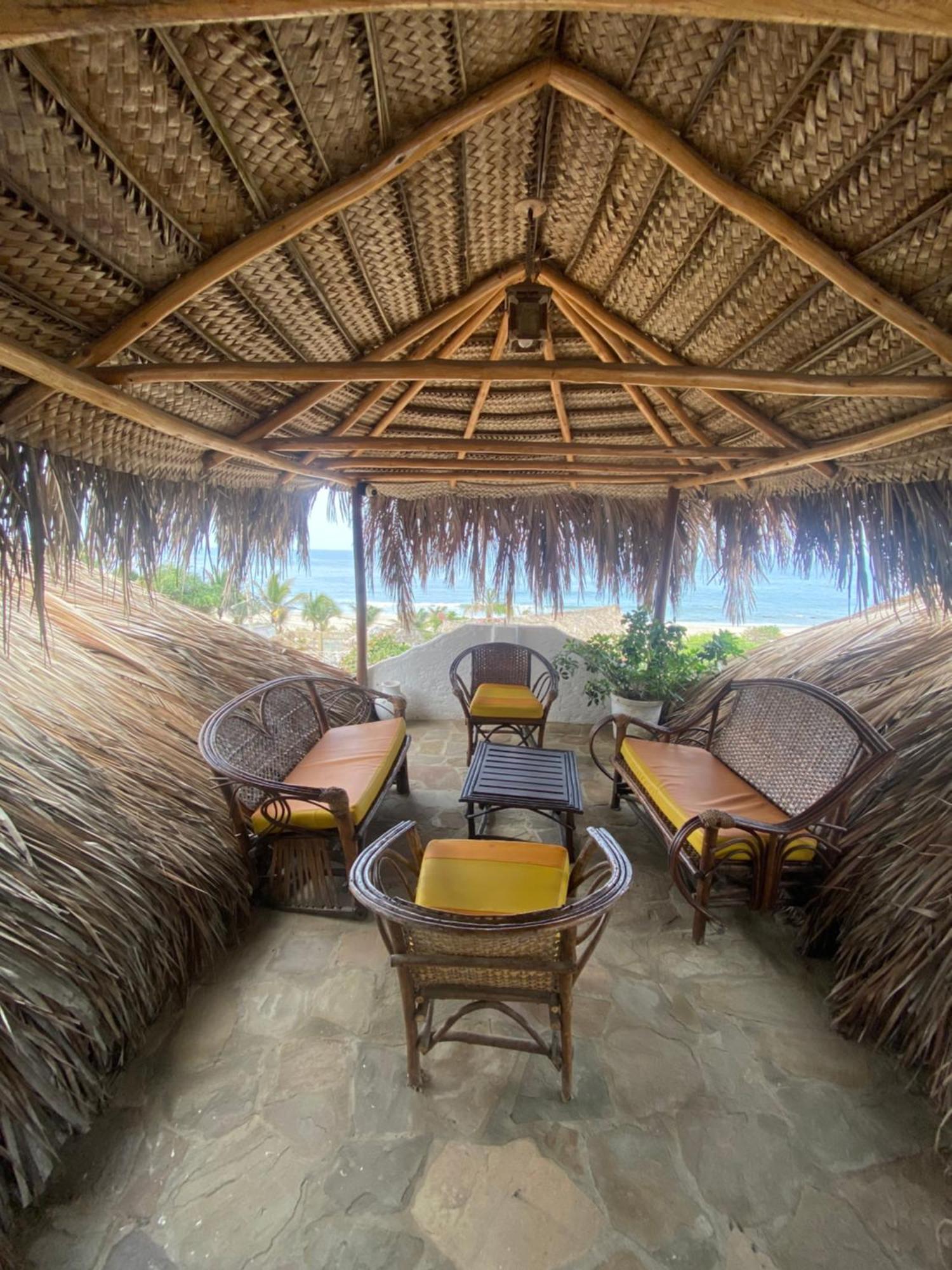 Hotel Smiling Crab Canoas de Punta Sal Extérieur photo